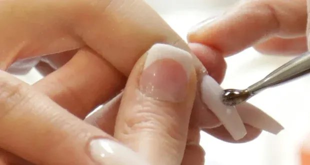 مخاطر طلاء الأظافر الجل: كيف تقللين من الأضرار المحتملة؟