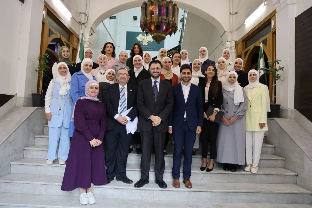 وزير الاتصالات السوري يدعو إلى تمكين المرأة وسط انتقادات لغيابها عن المناصب القيادية والاجتماعات الرسمية