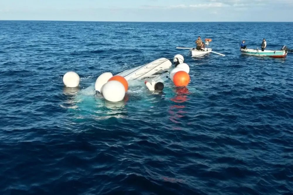 إنقاذ عشرات المهاجرين بينهم سوريون قبالة سواحل اليونان بعد انطلاقهم من ليبيا