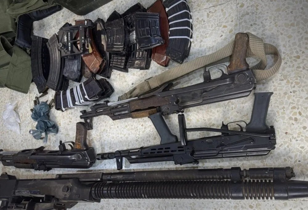 الأمن الداخلي يضبط أسلحة ومخدرات في مداهمة منزل مهجور بريف درعا الشرقي