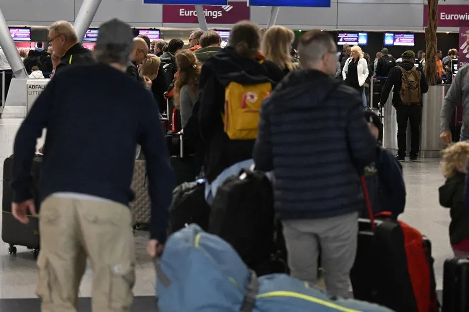 فوضى في مطار دوسلدورف: مسافرون يسافرون بدون أمتعتهم في بداية عطلة الصيف