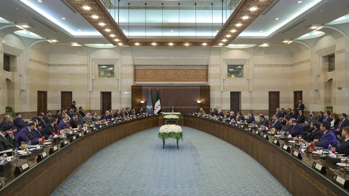 الرئيس الشرع يصدر قراراً بمنع استثمارات المسؤولين ويعزز الشفافية