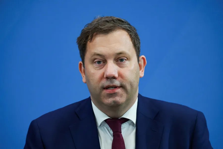 تحول في السياسة الألمانية: برلين تدرس رفع القيود عن تصدير الأسلحة إلى إسرائيل