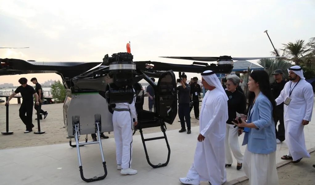 سابقة في دبي: سيارة طائرة صينية تُحلّق بركاب في أول تجربة خارج الصين