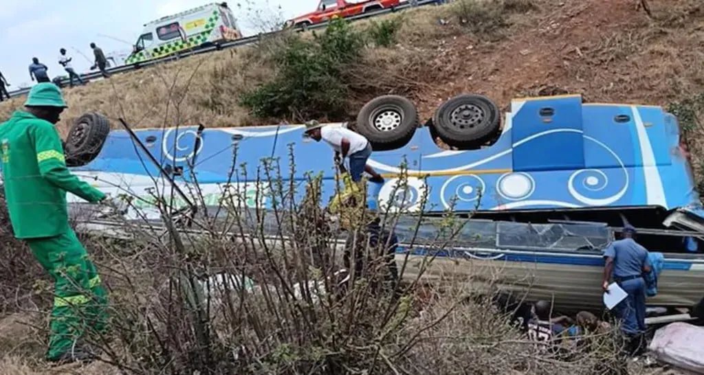 مأساة في جنوب إفريقيا: مصرع 40 شخصاً على الأقل في حادث سقوط حافلة