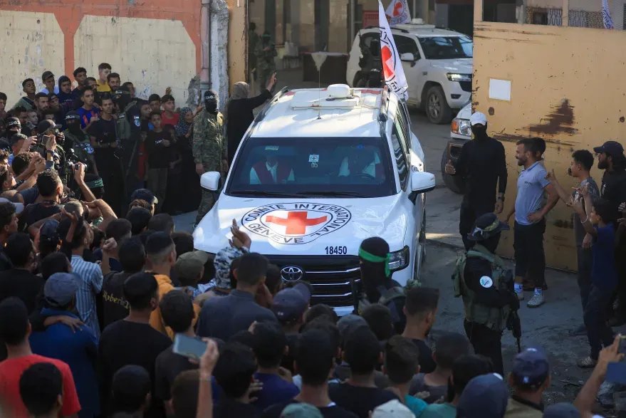 حماس تسلم الرهائن لإسرائيل ووصول 96 أسيراً فلسطينياً إلى رام الله