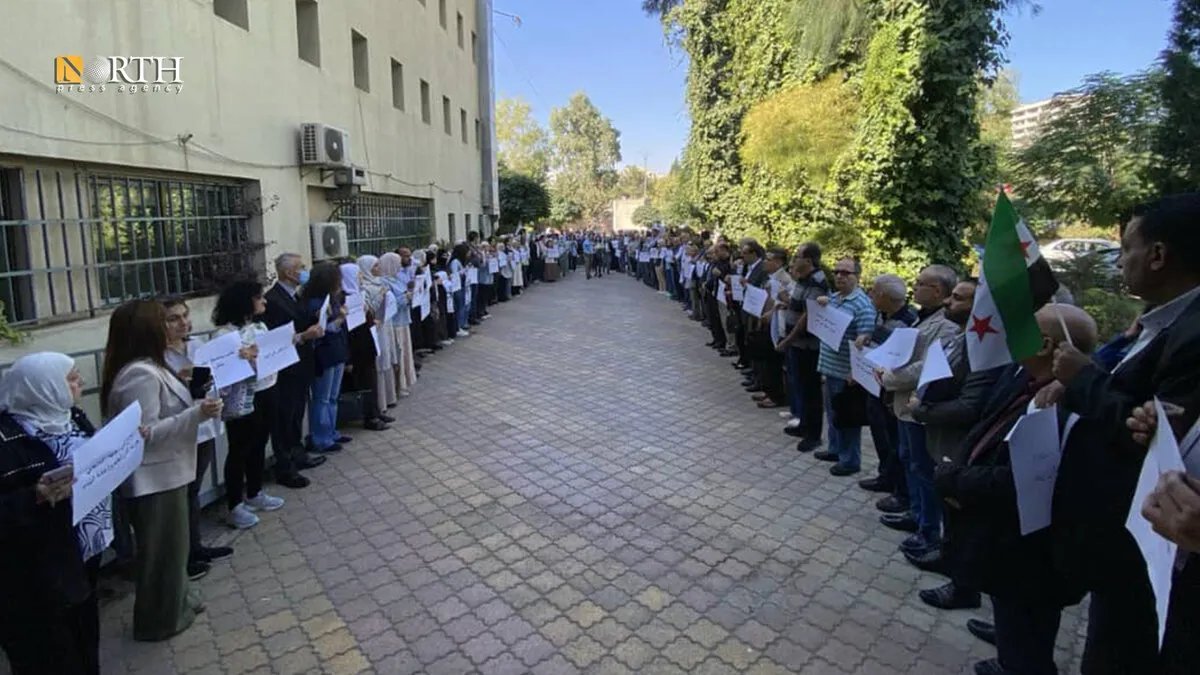 جامعة دمشق: وقفة احتجاجية تندد بالاعتداء المسلح على عميد كلية الآداب