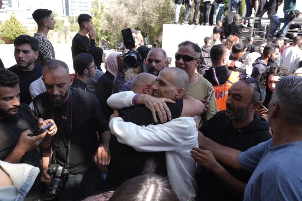 إطلاق سراح أسرى فلسطينيين من سجن عوفر الإسرائيلي ووصولهم إلى رام الله وغزة