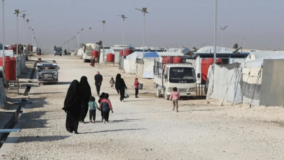 عودة الأمل: دفعة كبيرة من النازحين تغادر مخيم العريشة متجهة إلى ديارها في دير الزور