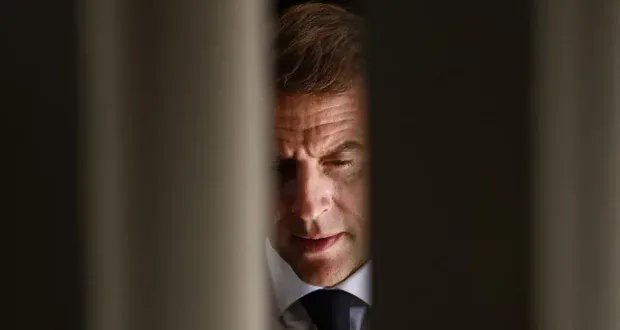 ماكرون يَعِد عونًا بمؤتمرين لدعم لبنان: دعم للجيش وإعادة الإعمار