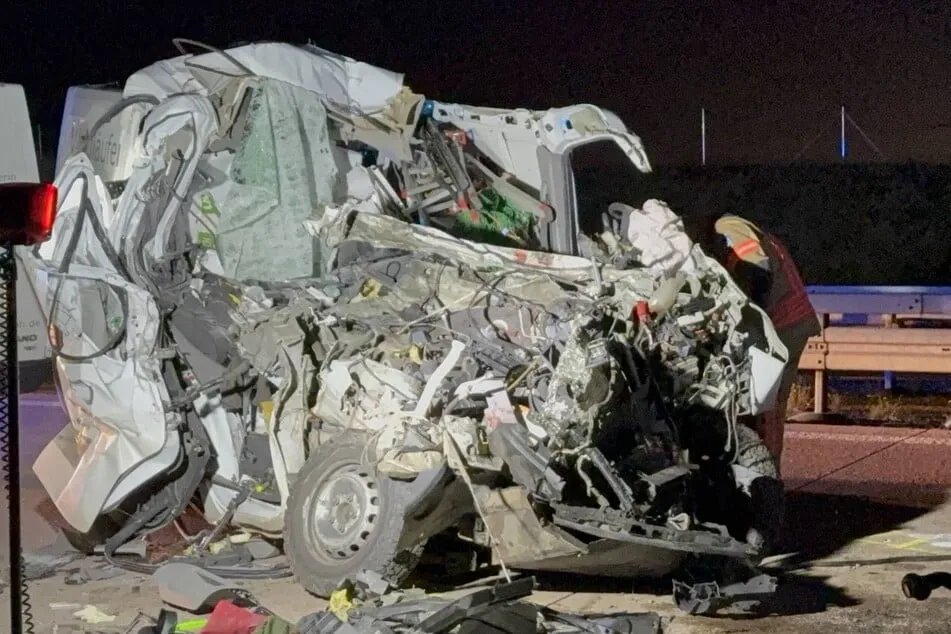 مصرع سائق في حادث شاحنة مروع على الطريق السريع A24 في ألمانيا