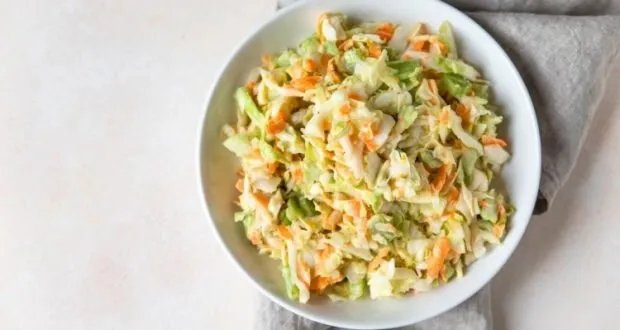 سلطة الكرنب بالمايونيز: وصفة صحية ولذيذة غنية بالفيتامينات والألياف