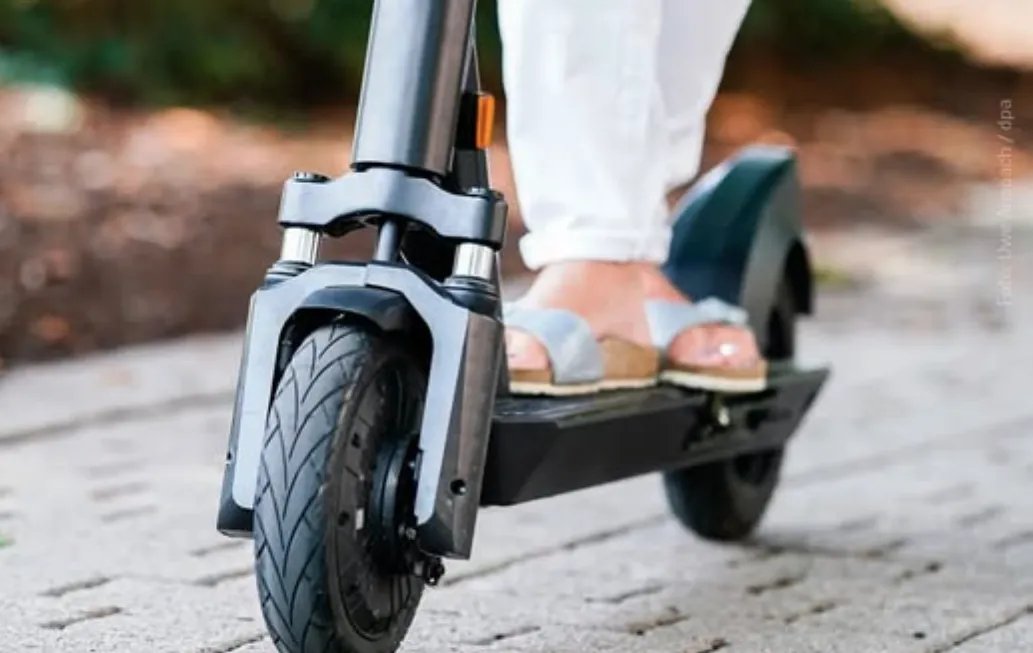 ألمانيا: أم تربط طفلها (4 سنوات) بقفل دراجة على سكوتر كهربائي وتعرض نفسها للمساءلة