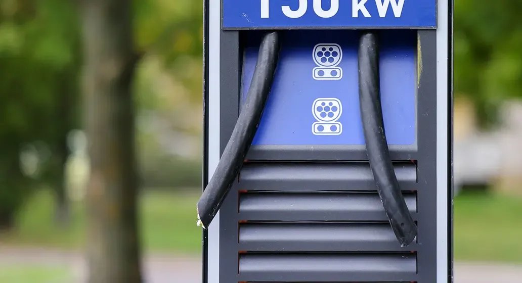 أزمة سرقة كابلات شحن السيارات الكهربائية تتفاقم في ألمانيا: خسائر بالملايين وتخريب للمحطات