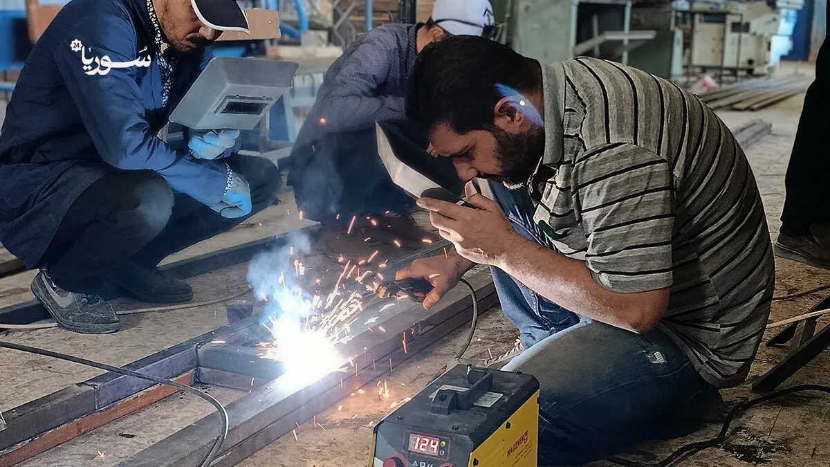 استجابة لـ سوريا 24: مديرية التربية في دير الزور تتعهد بتأمين مقاعد جديدة لمدارس موحسن