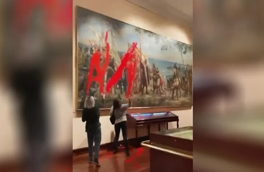 احتجاج بيئي في مدريد: ناشطتان تلطخان لوحة كريستوفر كولومبوس بالطلاء الأحمر