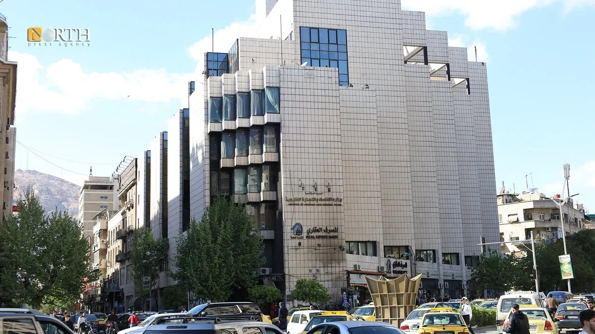 خبير اقتصادي يكشف: فساد ممنهج أضعف القطاع المصرفي السوري في عهد النظام السابق