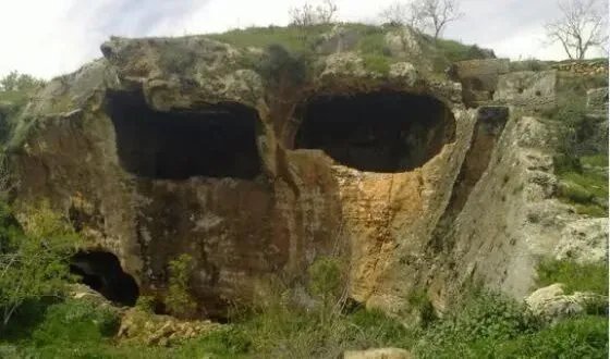 كنوز جبل الزاوية: مغاور أثرية تعود لملايين السنين تكشف أسراراً بيزنطية