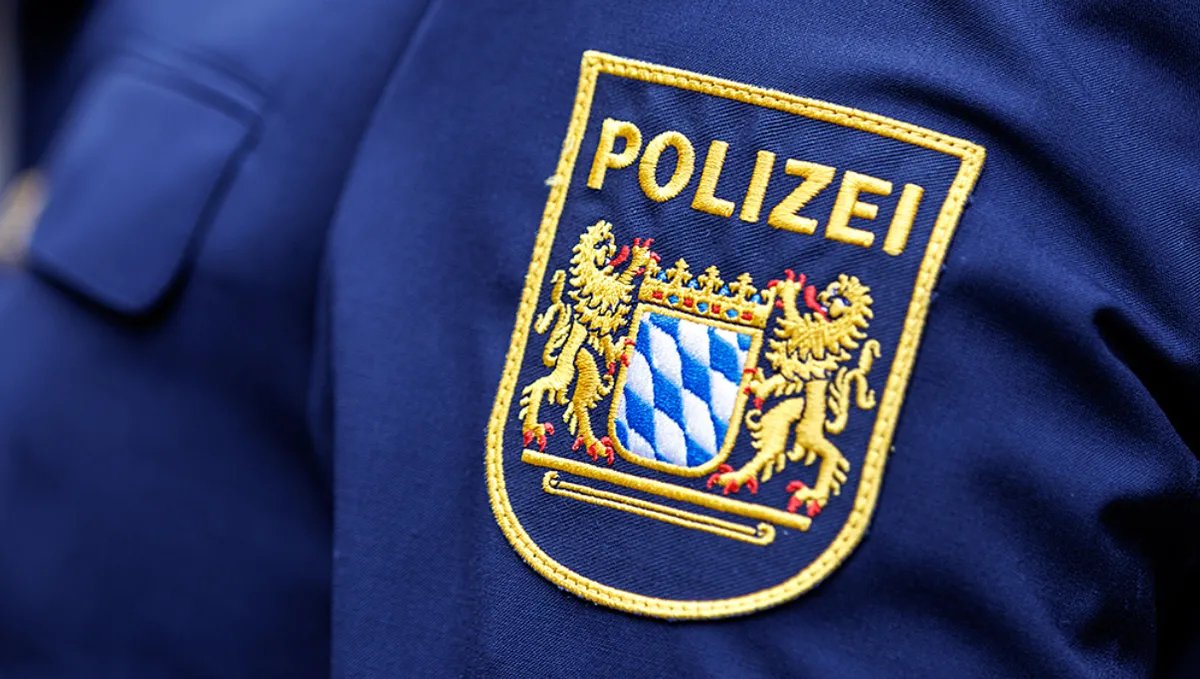 صدمة في ألمانيا: سيدة تخضع للتحقيق بعد تسليم أسلحة زوجها المتوفى للشرطة