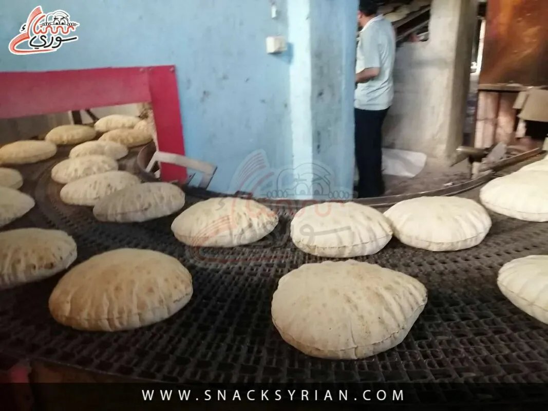 رغيف الخبز الأكبر حجماً يثير جدلاً حول عدالة التوزيع رغم تأكيدات بتحسين الجودة