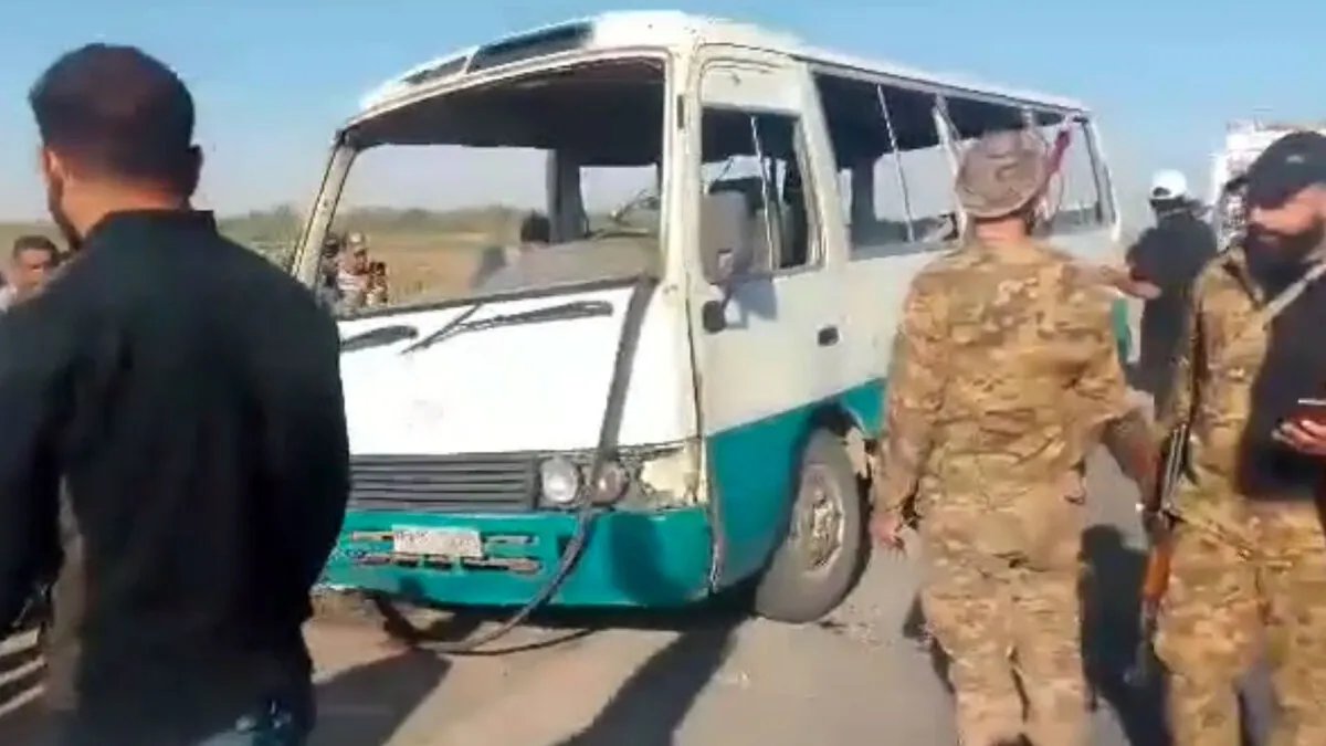 مقتل وإصابة 18 عنصراً في هجوم يستهدف حافلة تابعة للدفاع السورية بدير الزور