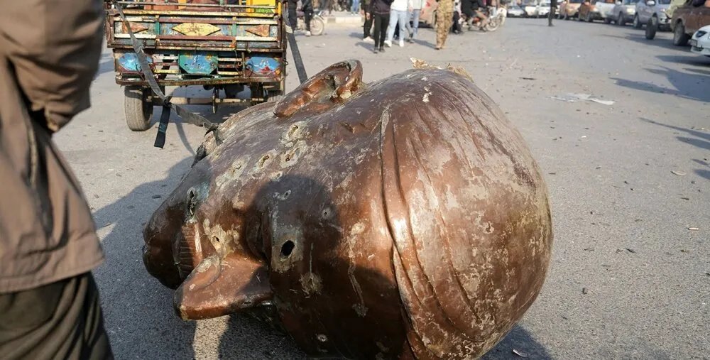 تحقيق استقصائي يكشف: كيف هرب كبار مسؤولي نظام الأسد من سوريا بعد سقوطه؟