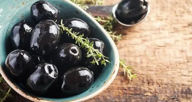 دليل تفصيلي: طريقة تحضير الزيتون الأسود في المنزل بمكونات بسيطة
