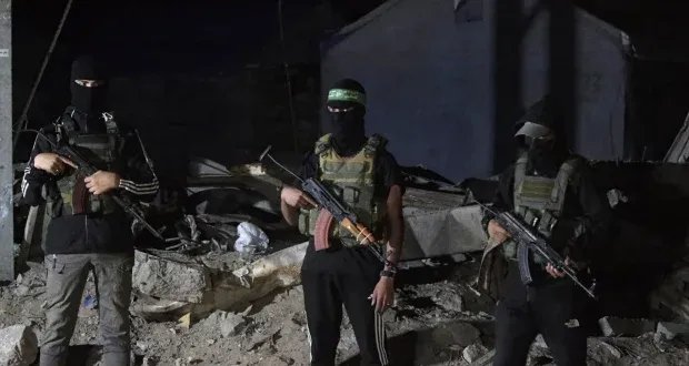 حماس تؤكد التزامها بوقف إطلاق النار وتوضح ملابسات تسليم جثامين الرهائن