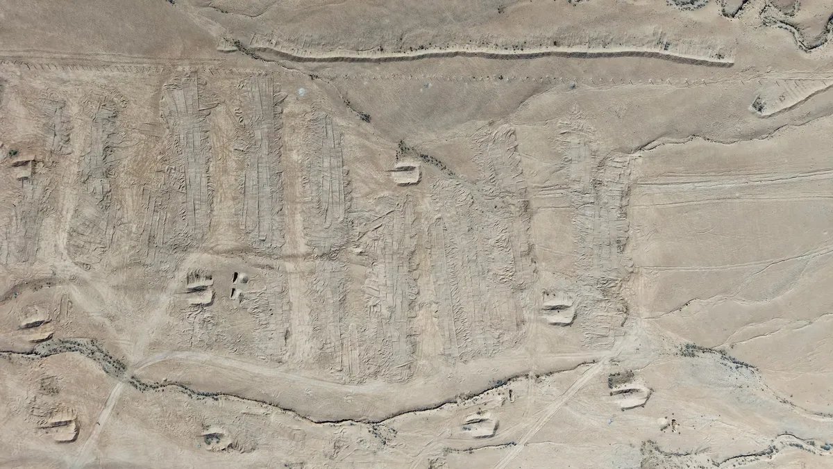 تحقيق رويترز يكشف: مؤامرة في عهد الأسد لتحويل صحراء سوريا إلى مقبرة جماعية سرية