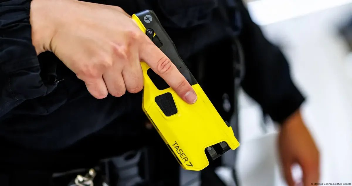 البرلمان الألماني يقر استخدام الشرطة للصواعق الكهربائية: خطوة نحو بدائل أقل فتكًا