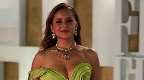نيللي كريم تتألق في افتتاح مهرجان الجونة السينمائي 2025 ولميس الحديدي تباغتها بسؤال جريء عن الحب!