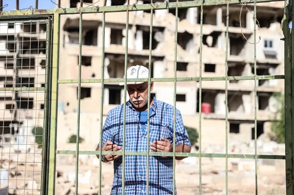 مخيم اليرموك: فلسطينيون يبحثون بين الأنقاض عن قبور أحبائهم بعد تدميرها