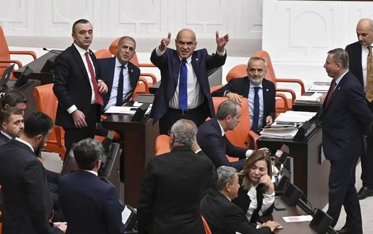 خلافات حادة في البرلمان التركي بسبب انتقادات أوجلان للإعلام