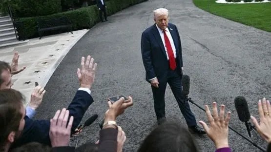 خلاف متصاعد: تجميد ترامب لمشاريع بمليارات الدولارات يثير غضب الديمقراطيين