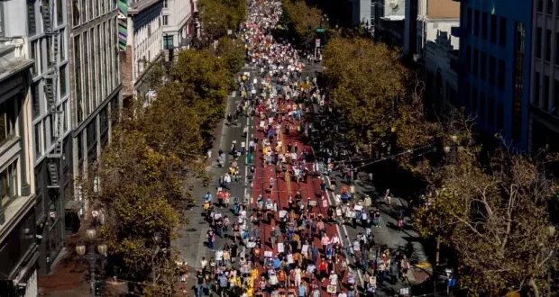 مظاهرات حاشدة تجتاح المدن الأمريكية احتجاجاً على سياسات ترامب تحت شعار "لا للملوك"