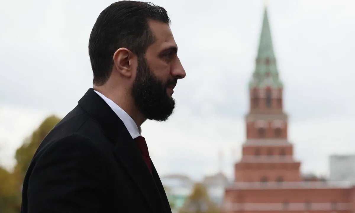 زيارة الشرع إلى الكرملين: هل تدفع المصالح بعيدًا عن تداعيات الحرب السورية؟