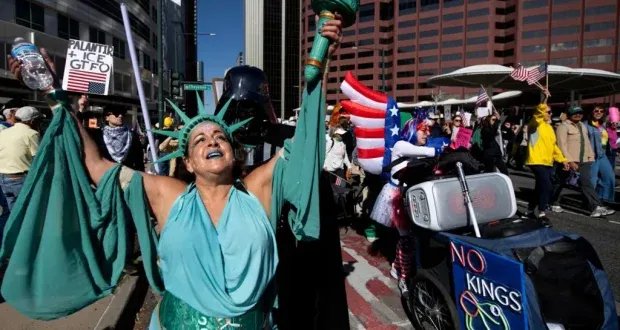 ملايين يحتجون ضد ترامب و'الملك' يرد بـ'فضلات الذكاء الاصطناعي': تصعيد غير مسبوق في المواجهة