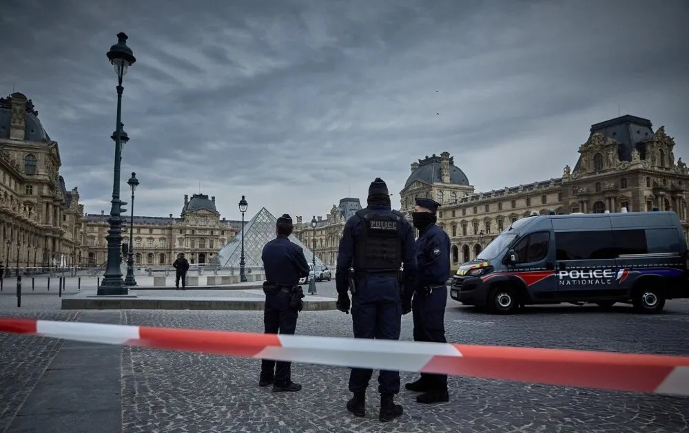 تحقيقات مكثفة في سرقة مجوهرات لا تقدر بثمن من متحف اللوفر وتمديد الإغلاق