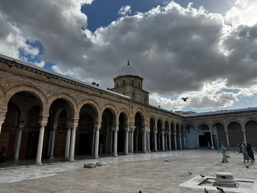 جامع الزيتونة في تونس: منارة العلم والروحانية عبر العصور