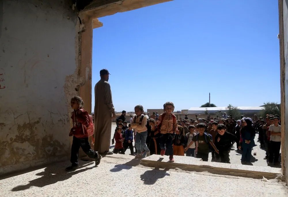 مدارس إدلب المنكوبة: تلاميذ يواجهون الشتاء القارس في فصول بلا أبواب أو نوافذ