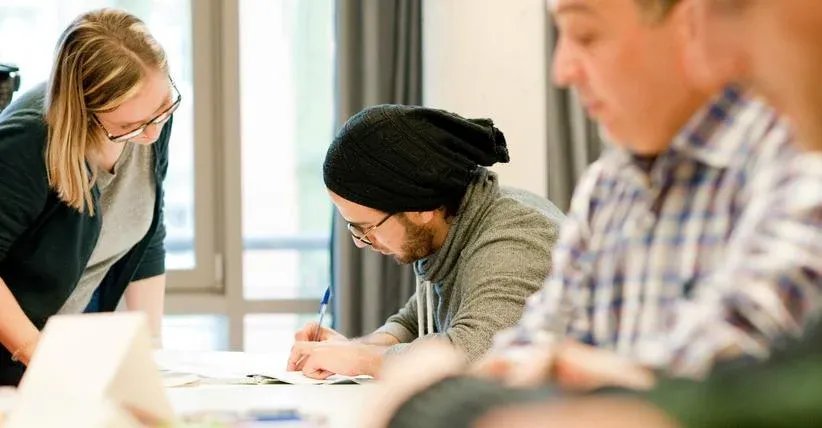 عشر سنوات على اللجوء السوري: ذكريات متطوعين من بوتسدام تسترجع دفء الاستقبال