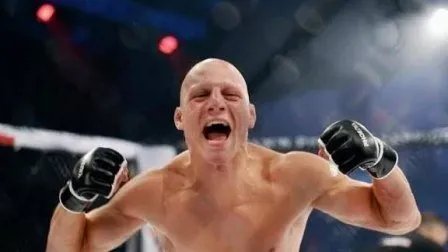 علي القيسي "المقاتل الملكي" يطمح للسيطرة في بطولة "أخمات" بدبي