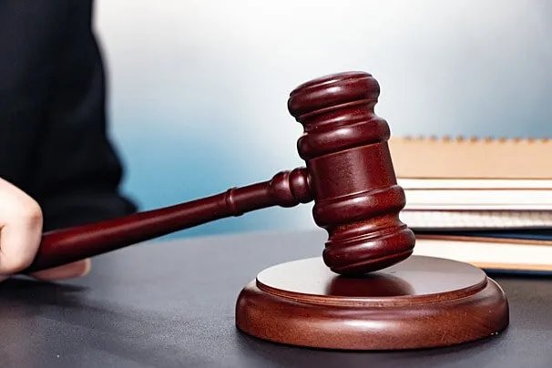 تفاصيل توقيف القاضي أديب المهايني: ما علاقة الملف رقم 8 بقضايا الفساد الكبرى؟