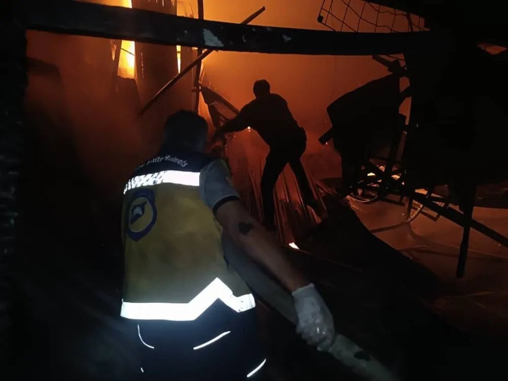 سيطرة الدفاع المدني على حريق في محلات مفروشات بمنطقة البوابة في دمشق