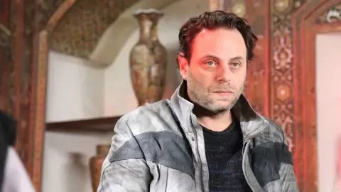 من الولاء إلى الإنكار: مواقف الفنانين السوريين الموالين للأسد في مهب التحولات