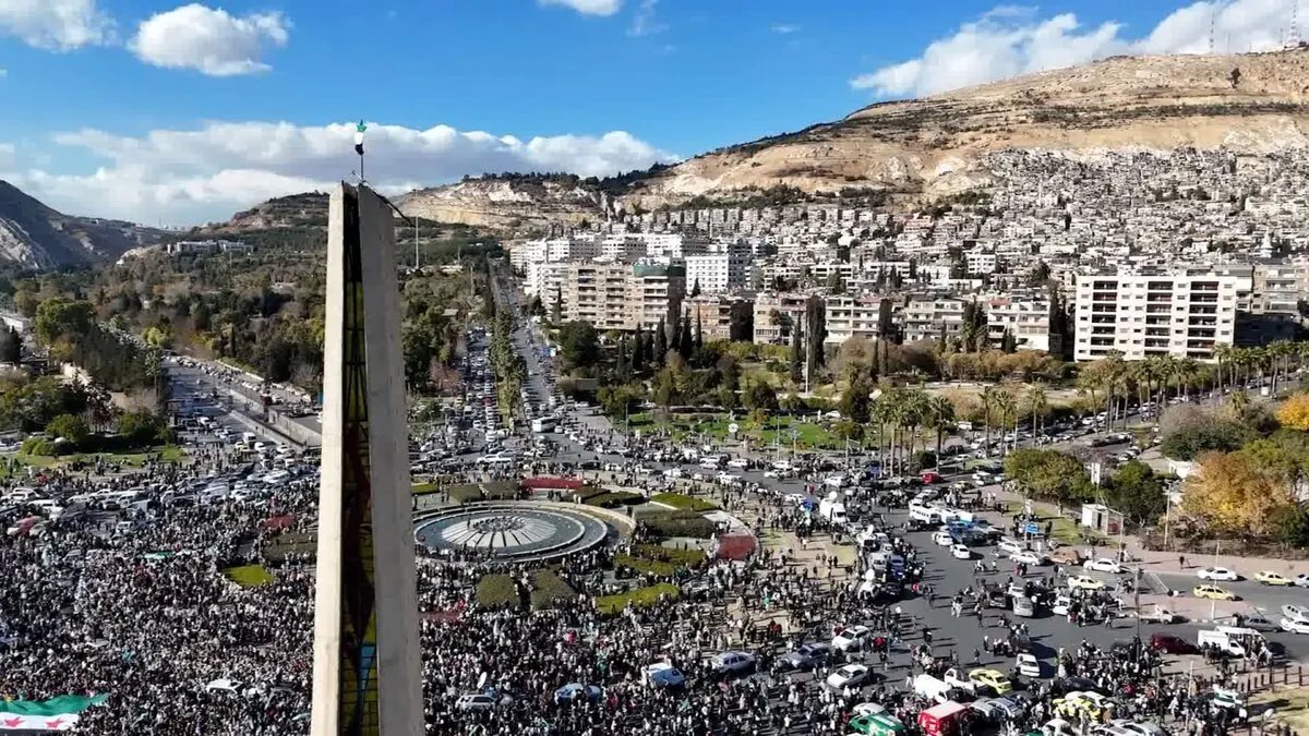 الإصلاح الجذري مقابل الاستقرار: تحليل لإدارة المجتمعات في ظل التحديات المعاصرة