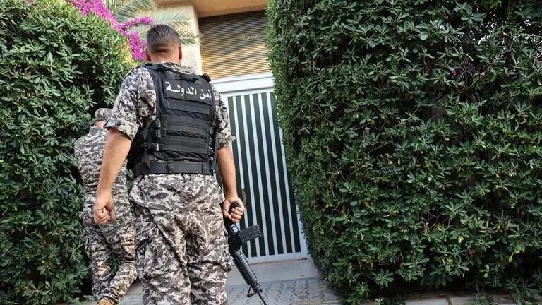 لبنان: توقيف آمر حماية السفارة السورية السابق بتهمة تسريب جوازات سفر دبلوماسيين