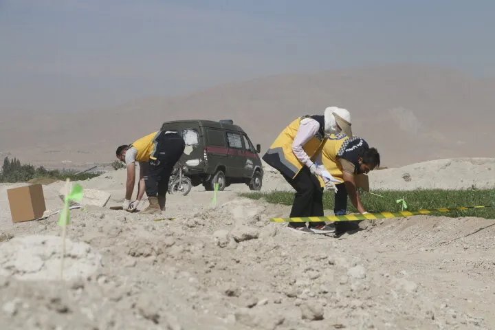 الكشف عن رفات نحو 20 شخصاً بينهم نساء وأطفال في ريف دمشق