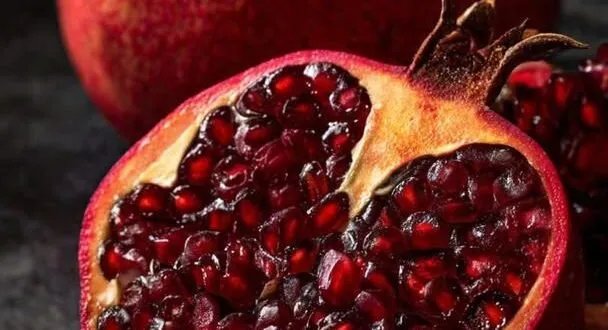 اكتشف الفوائد المذهلة للرمان وقشوره: كنز غذائي وصحي متكامل