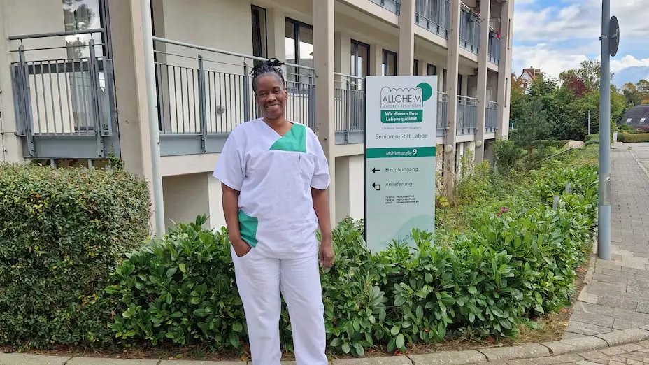 غضب في ألمانيا بسبب ترحيل ممرضة ناميبية: فلورنس كوريا تواجه الترحيل رغم اندماجها وعملها في قطاع يعاني نقصًا حادًا
